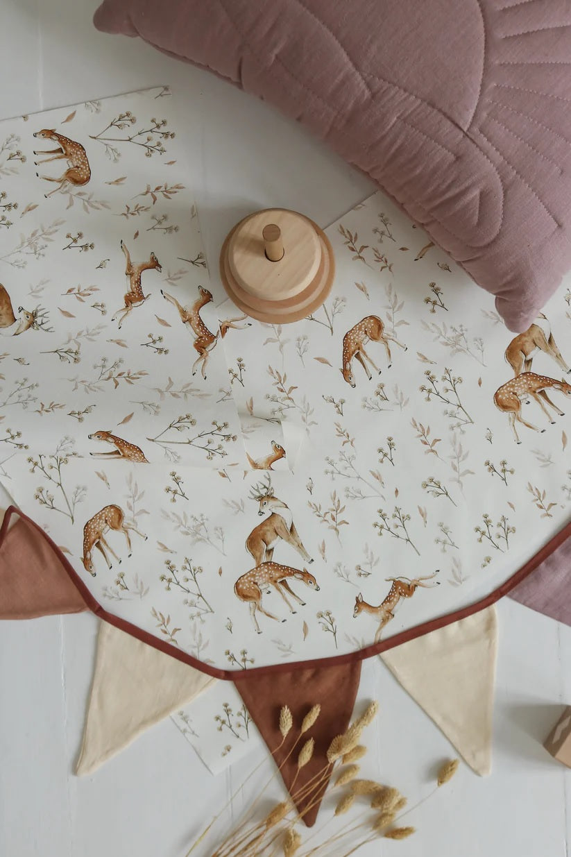 Matuu behang voor de kinderkamer met herten hertenweide wit