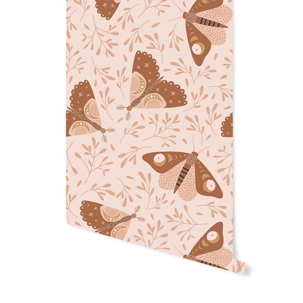 May and Fay behang voor de kinderkamer moon moths nachtvlinders terra beige