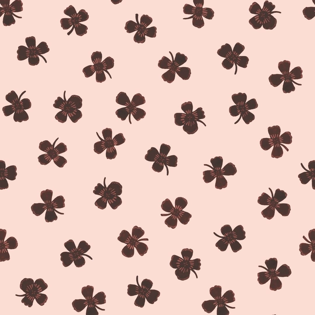Joelle Wehkamp x Meet me at the wall lucky clover klavertjes behang voor de kinderkamer meisjeskamer bruin