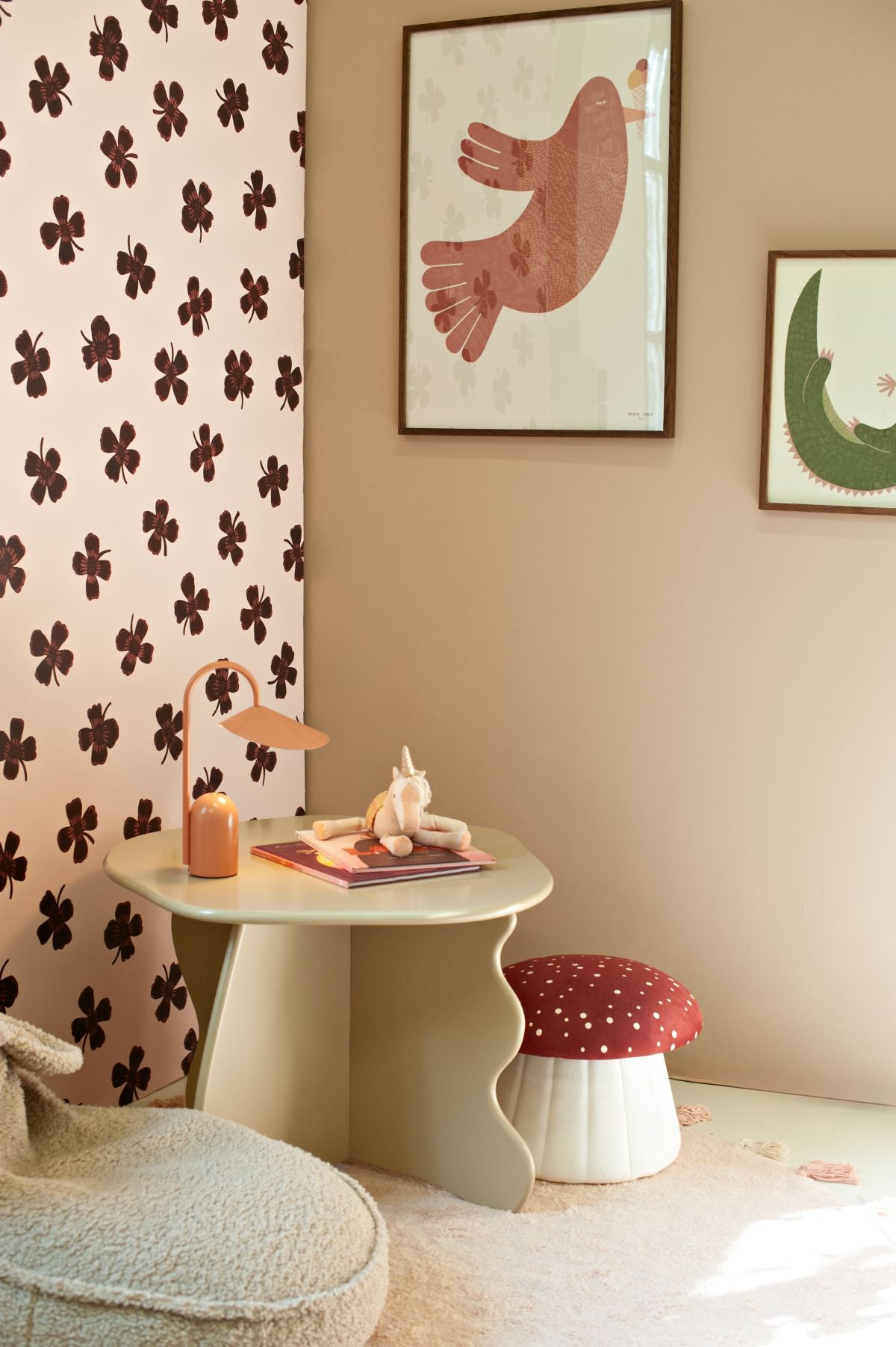 Joelle Wehkamp x Meet me at the wall lucky clover klavertjes behang voor de kinderkamer meisjeskamer bruin
