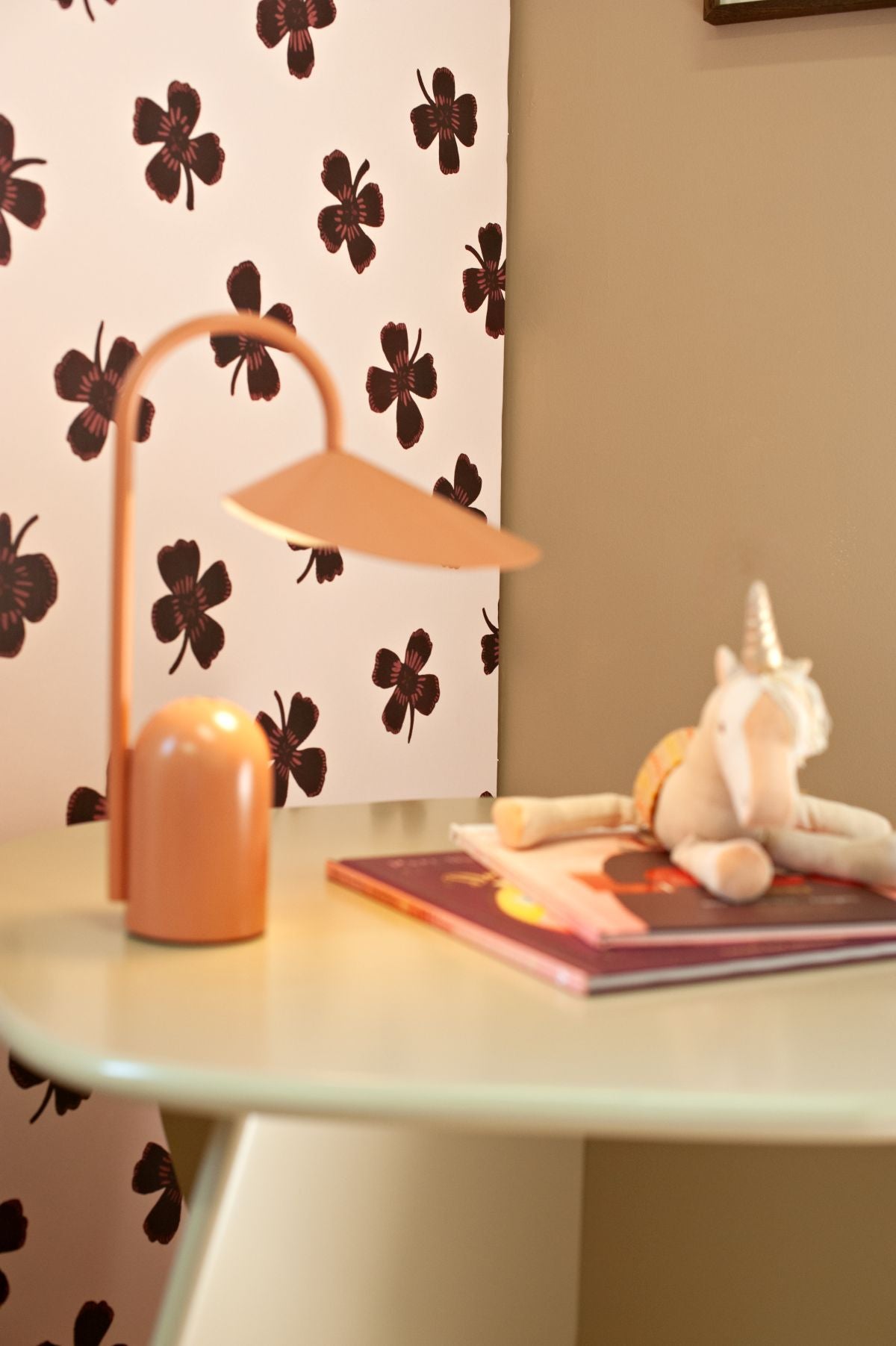 Joelle Wehkamp x Meet me at the wall lucky clover klavertjes behang voor de kinderkamer meisjeskamer bruin