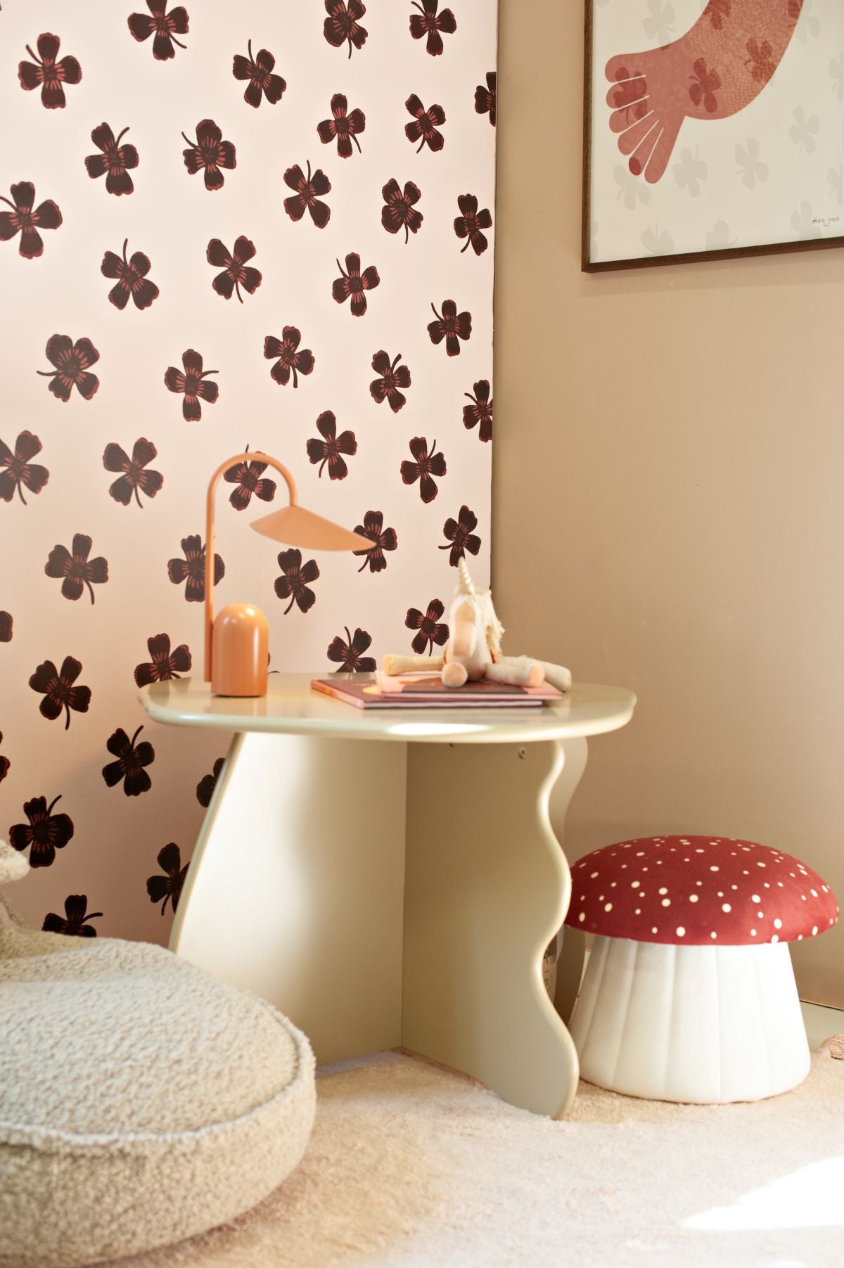 Joelle Wehkamp x Meet me at the wall lucky clover klavertjes behang voor de kinderkamer meisjeskamer bruin