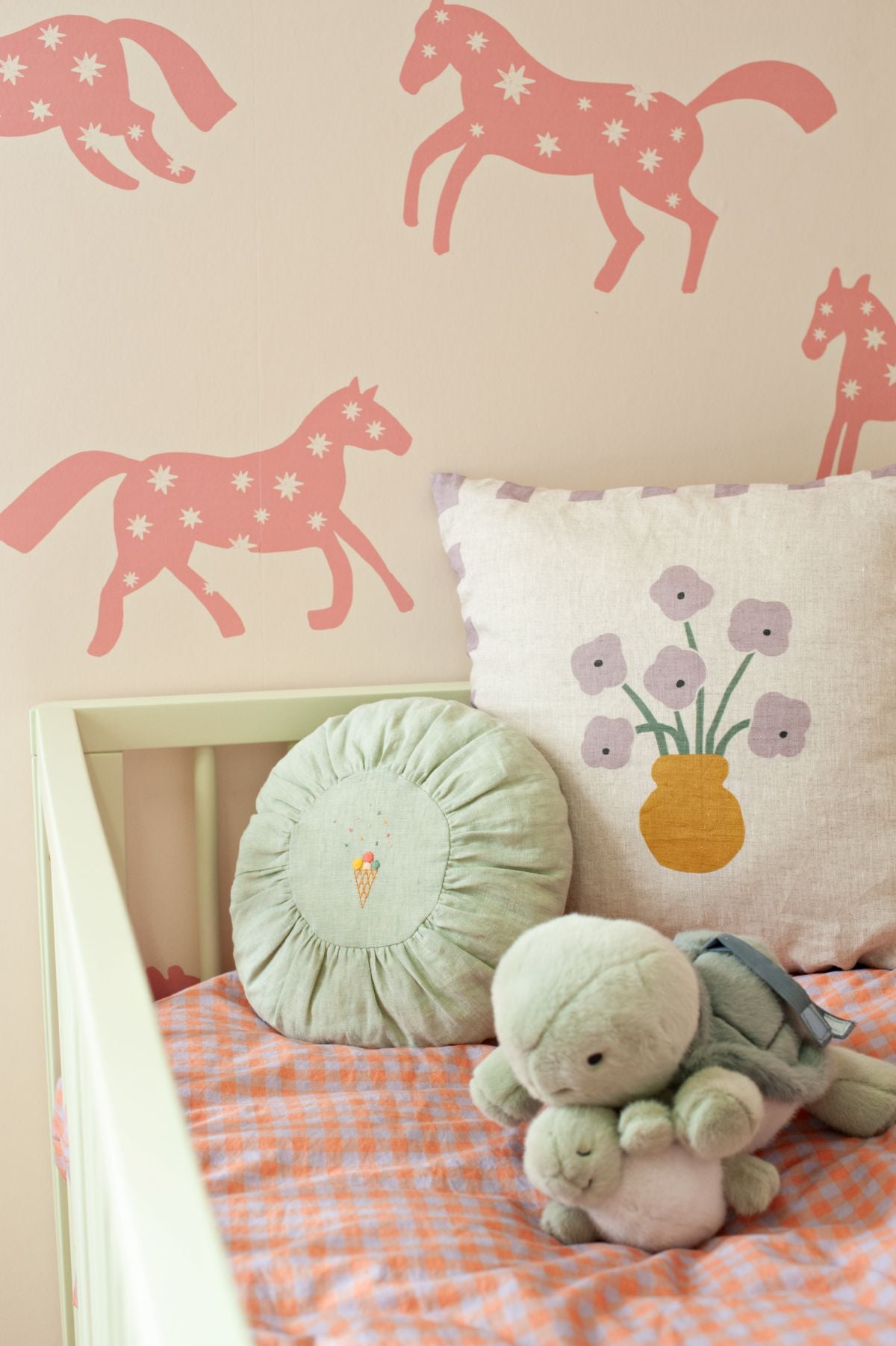 Joelle Wehkamp x Meet me at the wall magic horses paarden behang voor de kinderkamer meisjeskamer creme roze