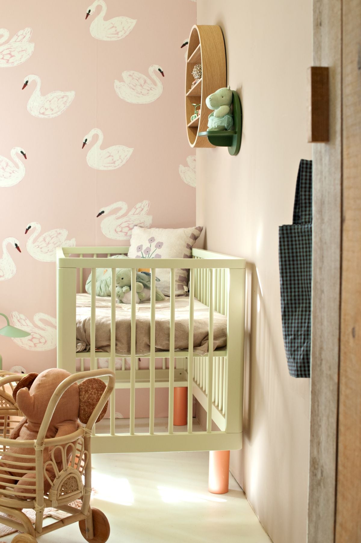 Joelle Wehkamp x Meet me at the wall Swans zwanen dierenbehang voor de kinderkamer meisjeskamer roze