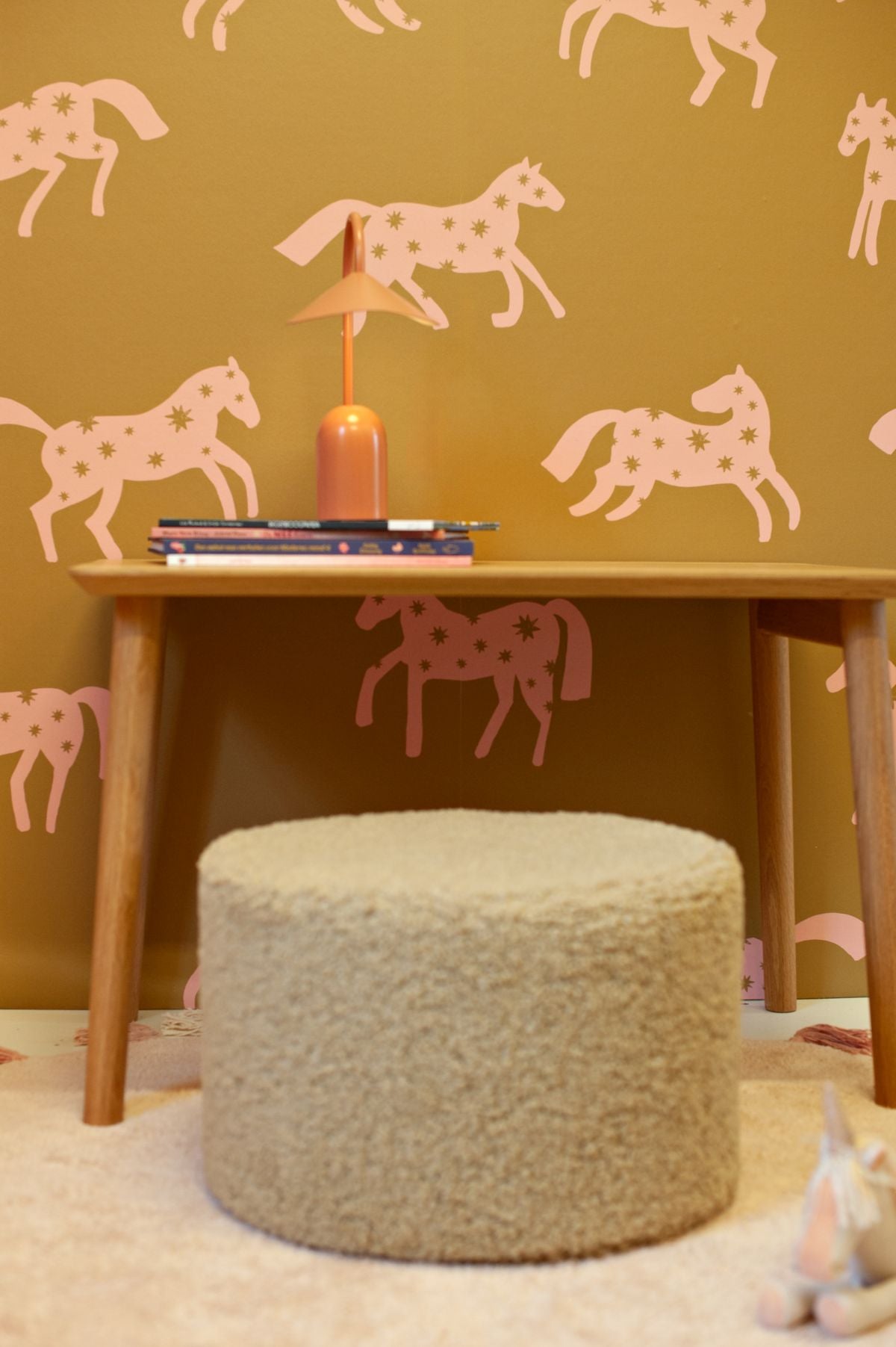 Joelle Wehkamp x Meet me at the wall magic horses paarden behang voor de kinderkamer meisjeskamer kaki roze