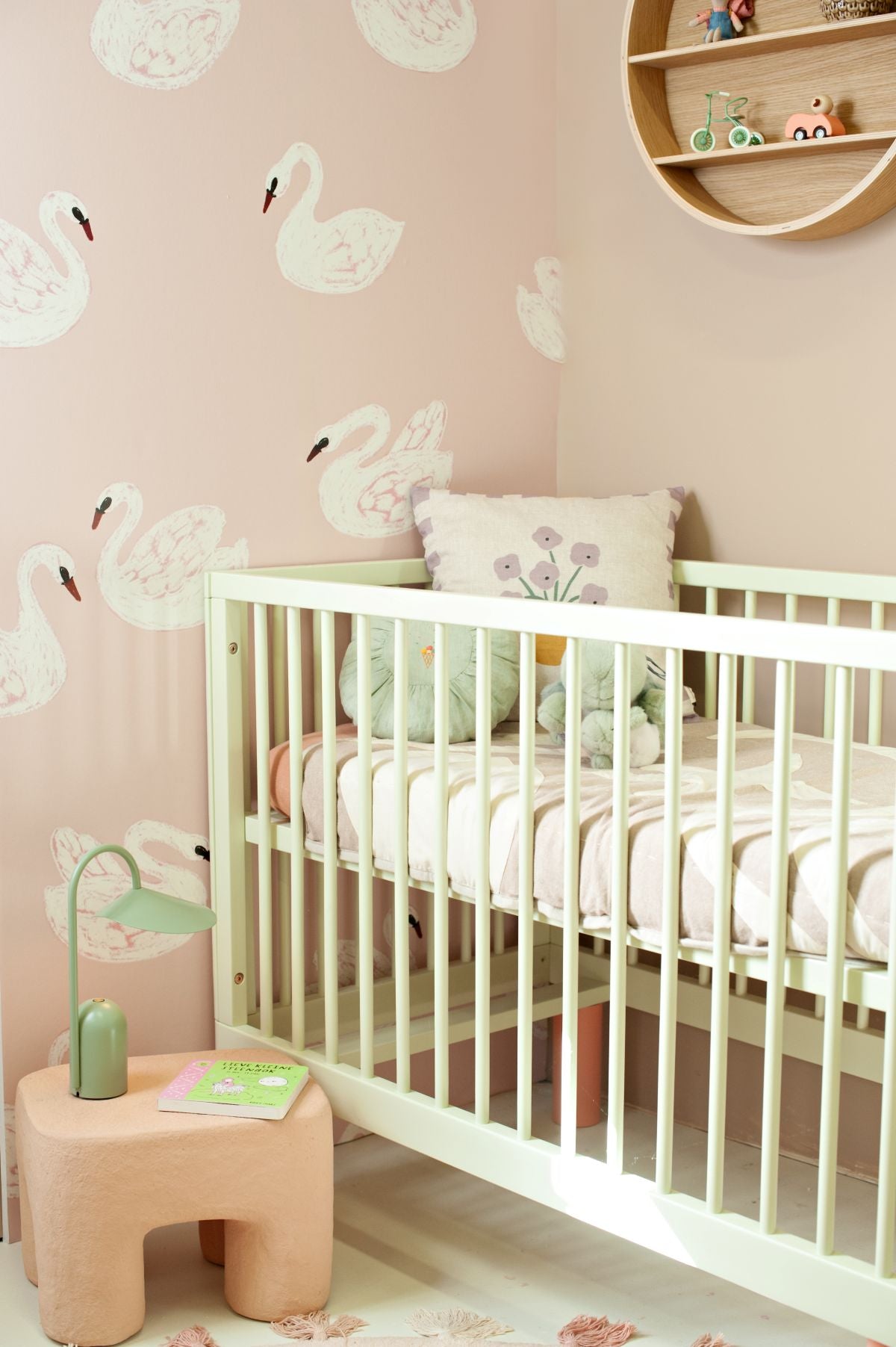 Joelle Wehkamp x Meet me at the wall Swans zwanen dierenbehang voor de kinderkamer meisjeskamer roze