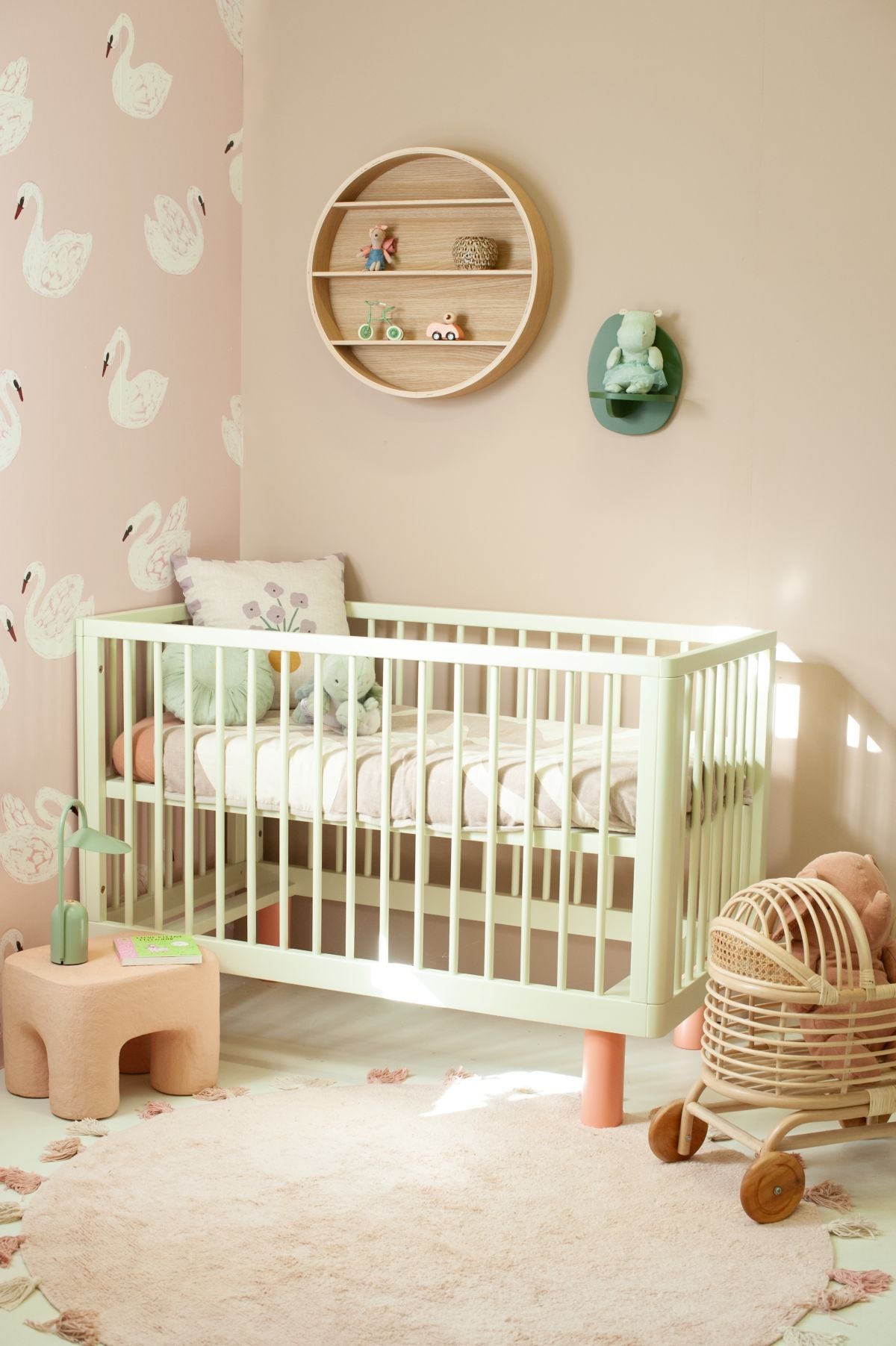Joelle Wehkamp x Meet me at the wall Swans zwanen dierenbehang voor de kinderkamer meisjeskamer roze
