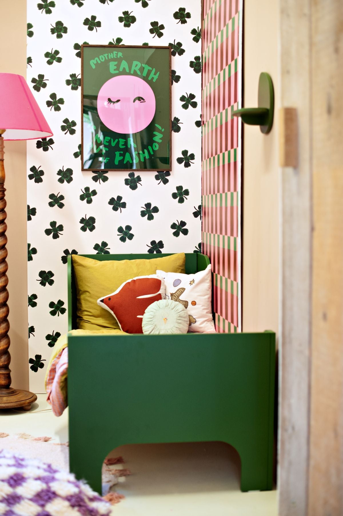 Joelle Wehkamp x Meet me at the wall lucky clover klavertjes behang voor de kinderkamer meisjeskamer groen
