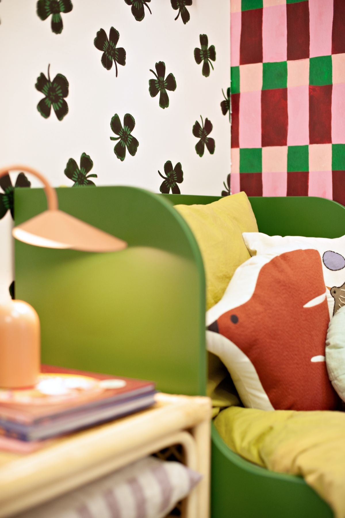 Joelle Wehkamp x Meet me at the wall lucky clover klavertjes behang voor de kinderkamer meisjeskamer groen