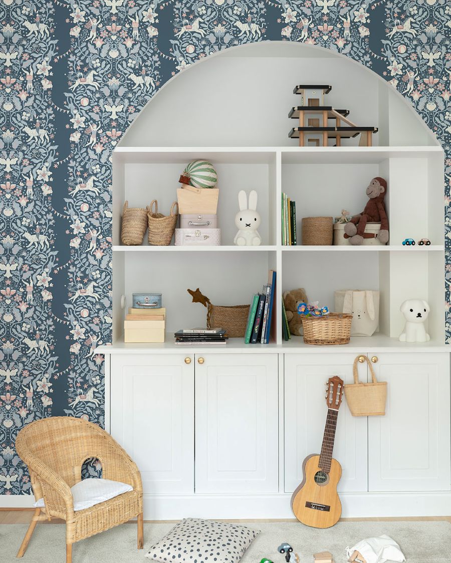 Midbec Cirkus behang voor de kinderkamer uit de collectie Resan. Circus behang voor de meisjeskamer donkerblauw 29028