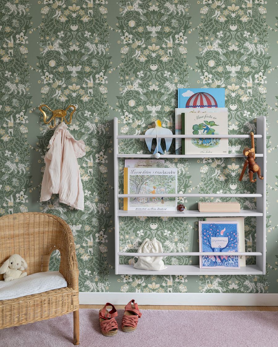Midbec Cirkus behang voor de kinderkamer uit de collectie Resan. Circus behang voor de meisjeskamer donkergroen 29027