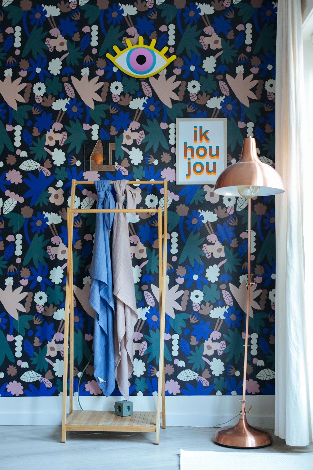 Meet me at the Wall Flower Play bloemen behang voor meisjeskamer Naturel Noord donkerblauw