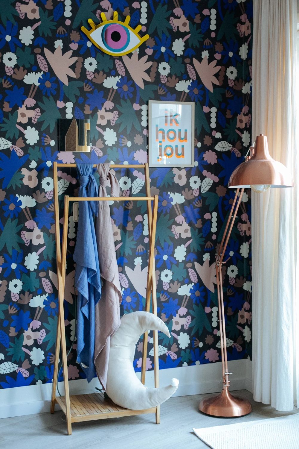 Meet me at the Wall Flower Play bloemen behang voor meisjeskamer Naturel Noord donkerblauw