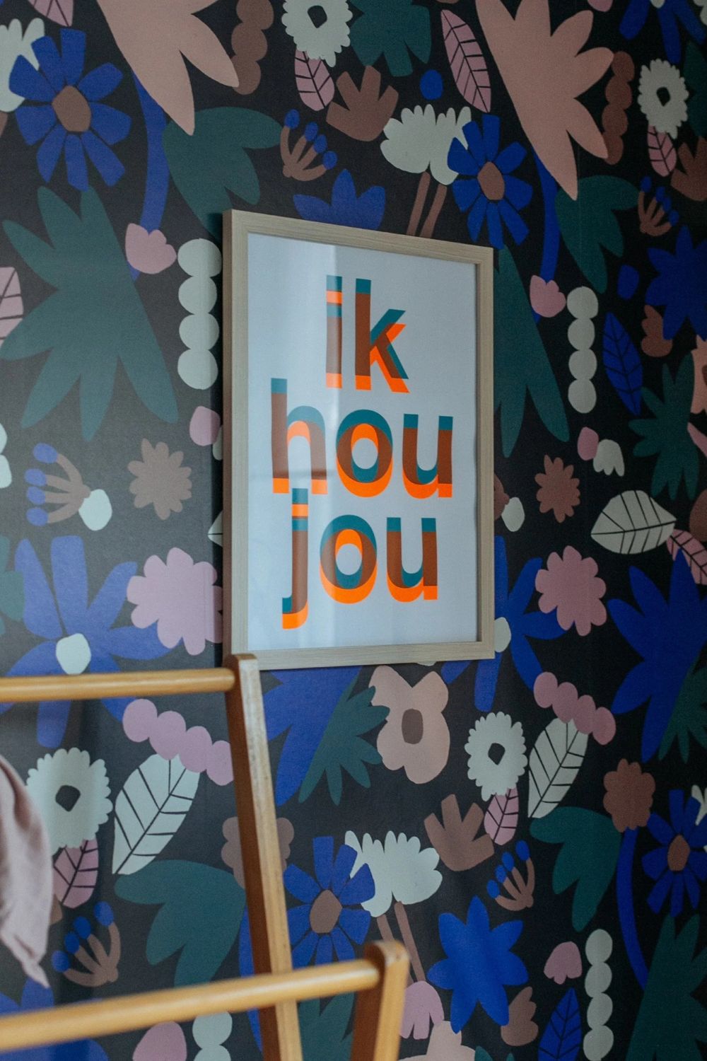 Meet me at the Wall Flower Play bloemen behang voor meisjeskamer Naturel Noord donkerblauw