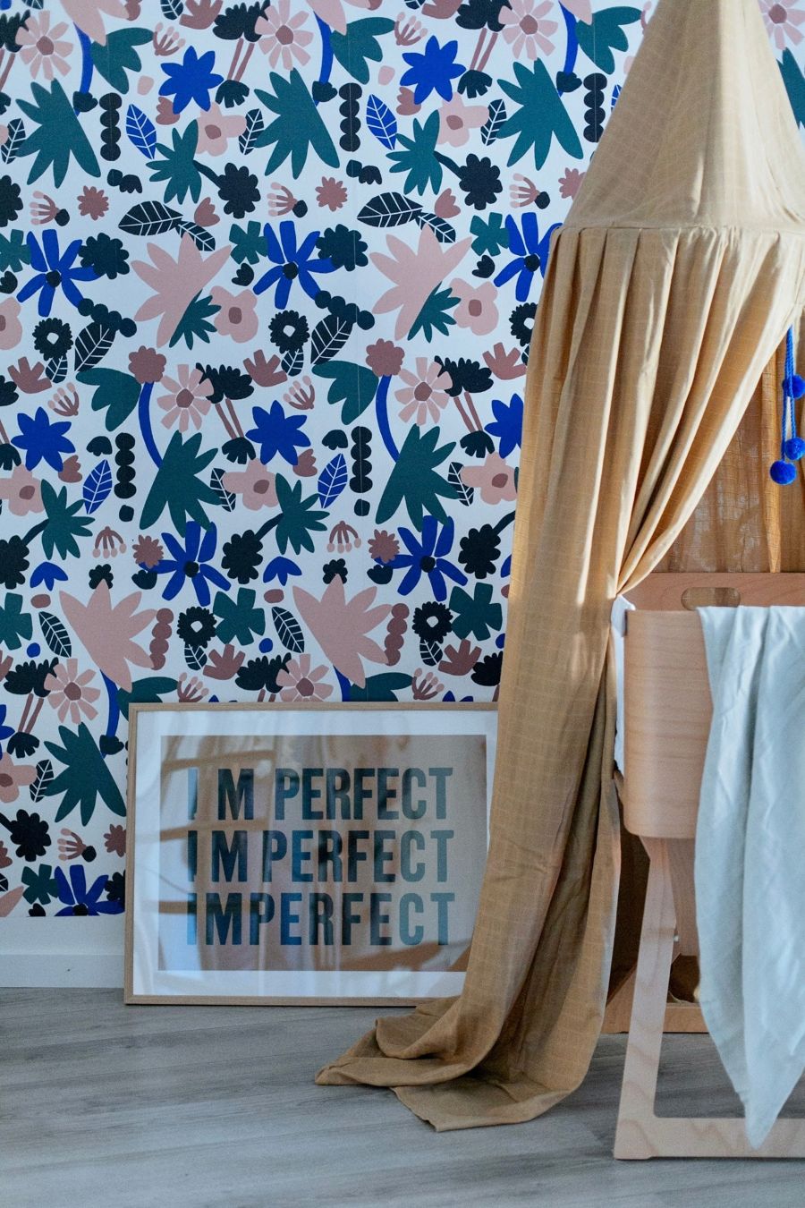 Meet me at the Wall Flower Play bloemen behang voor de kinderkamer Naturel Noord licht off white