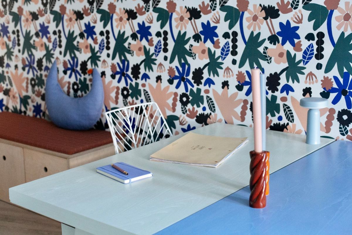 Meet me at the Wall Flower Play bloemen behang voor de kinderkamer Naturel Noord licht off white