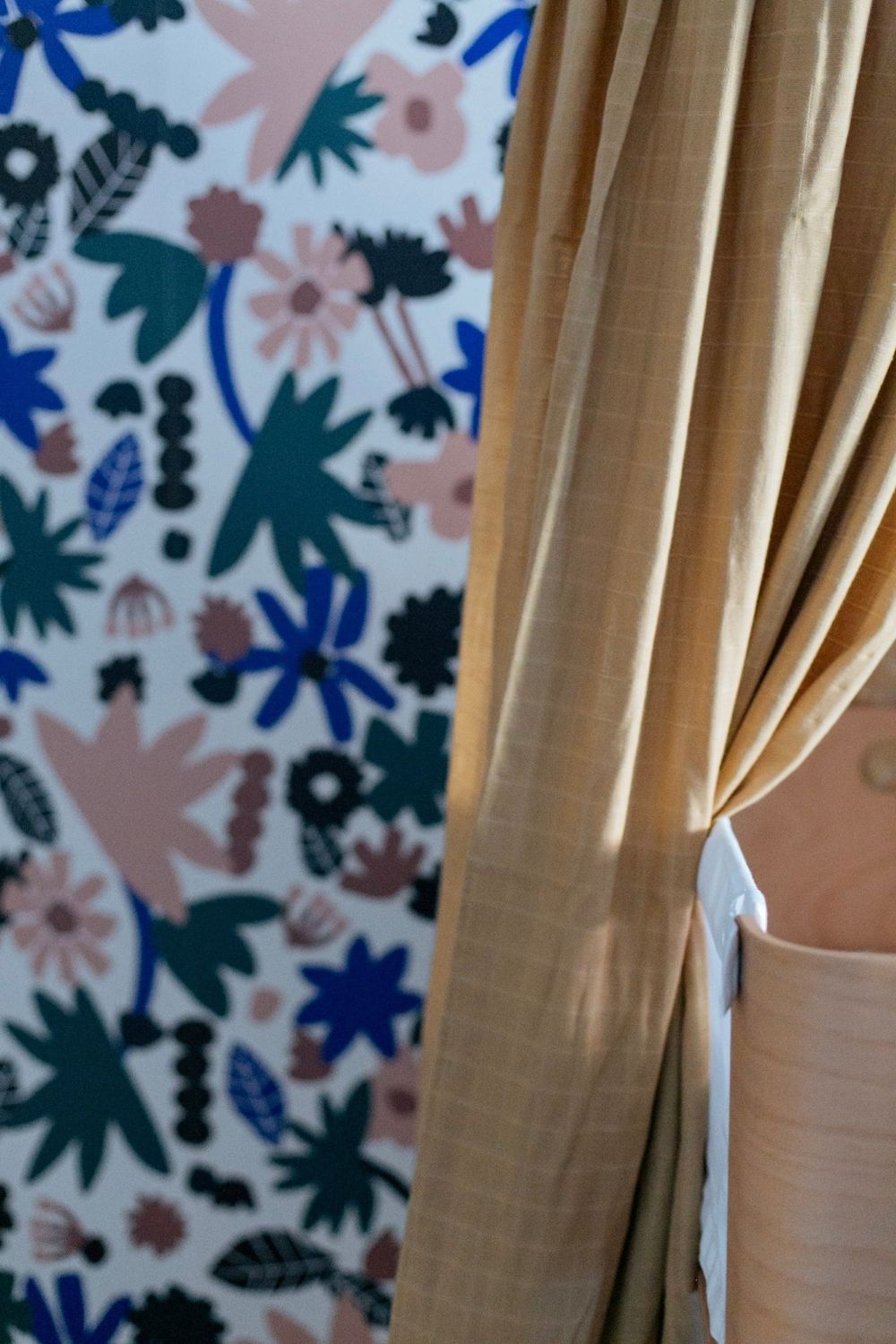 Meet me at the Wall Flower Play bloemen behang voor de kinderkamer Naturel Noord licht off white