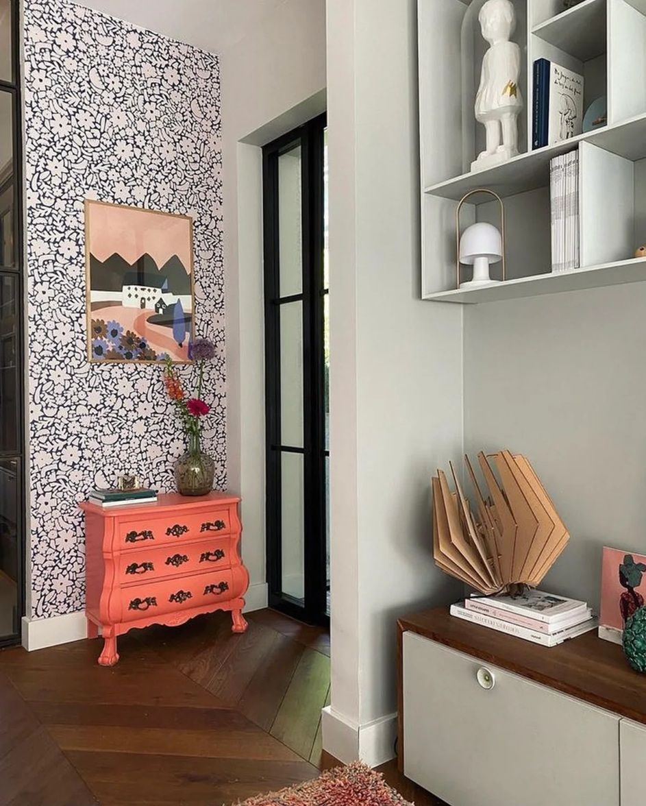 Meet me at the Wall bloemen behang voor meisjeskamer babykamer of tienerkamer in de kleur blauw en off white.