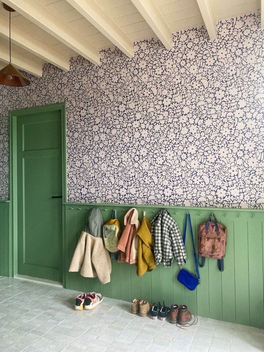 Meet me at the Wall bloemen behang voor meisjeskamer babykamer of tienerkamer in de kleur blauw en off white.