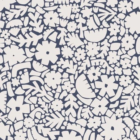 Meet me at the Wall bloemen behang voor meisjeskamer babykamer of tienerkamer in de kleur blauw en off white.