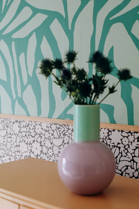 Meet me at the Wall bloemen behang voor meisjeskamer babykamer of tienerkamer in de kleur bruin en off white.