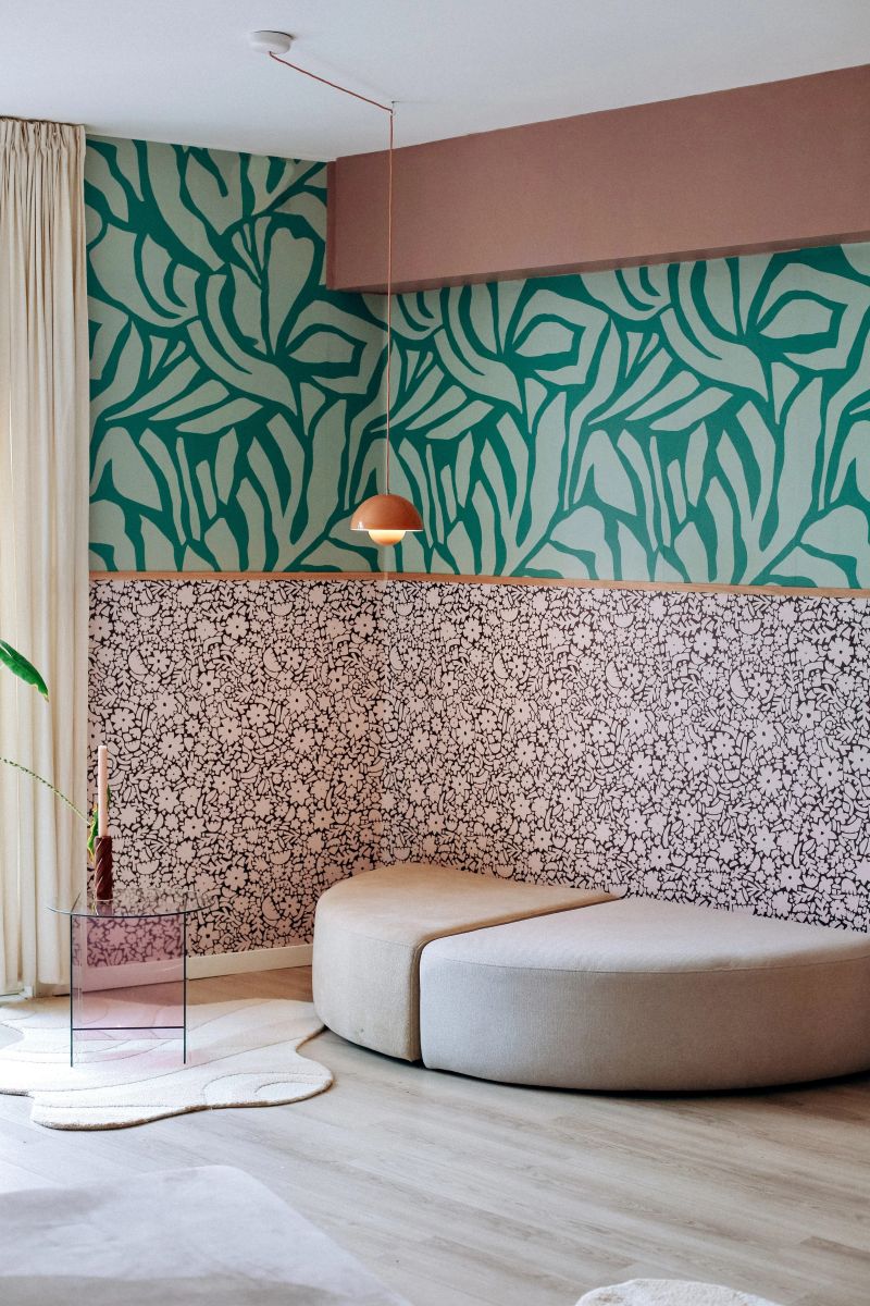 Meet me at the Wall bloemen behang voor meisjeskamer babykamer of tienerkamer in de kleur bruin en off white.