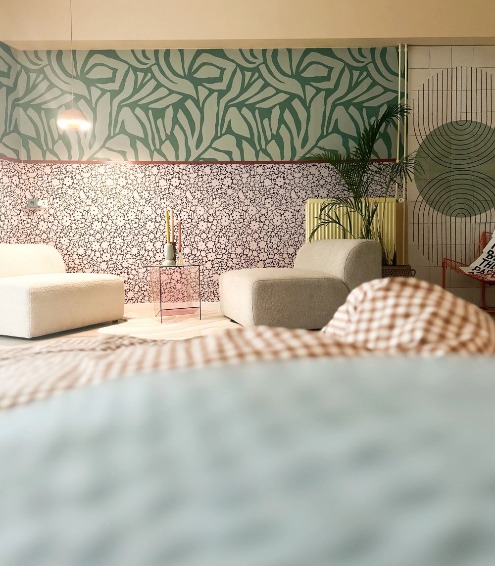 Meet me at the Wall bloemen behang voor meisjeskamer babykamer of tienerkamer in de kleur bruin en off white.