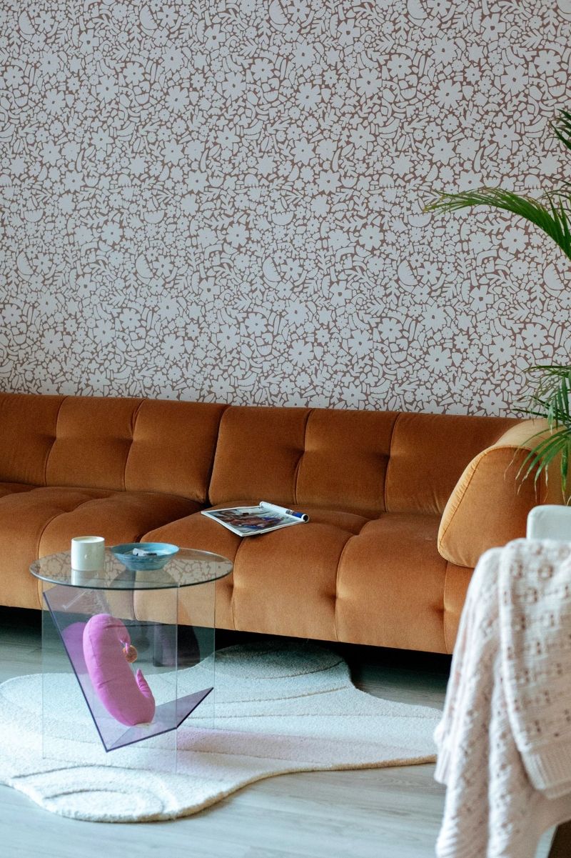 Meet me at the Wall bloemen behang voor meisjeskamer babykamer of tienerkamer in de kleur warm taupe en off white.