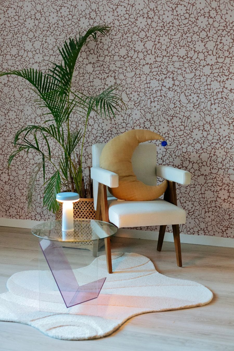 Meet me at the Wall bloemen behang voor meisjeskamer babykamer of tienerkamer in de kleur warm taupe en off white.