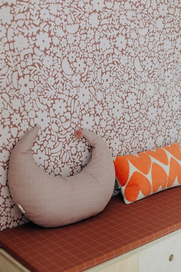 Meet me at the Wall bloemen behang voor meisjeskamer babykamer of tienerkamer in de kleur warm taupe en off white.