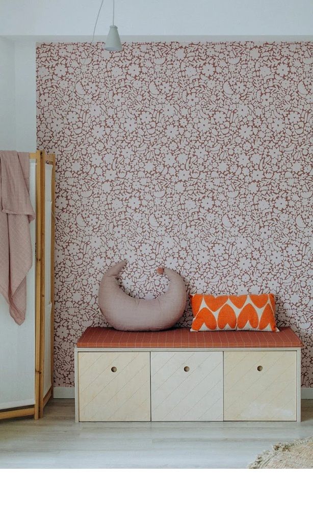 Meet me at the Wall bloemen behang voor meisjeskamer babykamer of tienerkamer in de kleur warm taupe en off white.