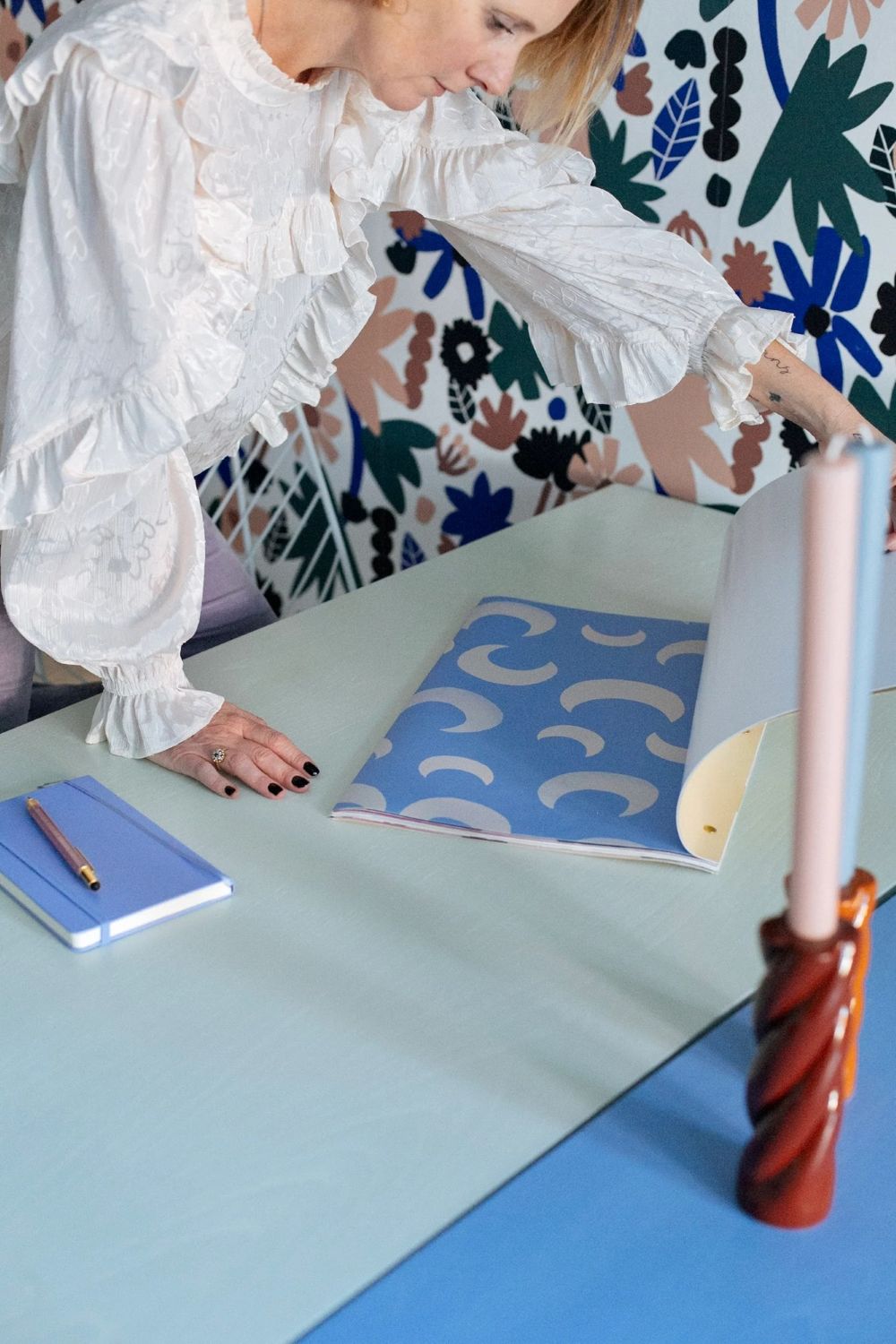 Meet me at the Wall Moon Calm hemelsblauw manen behang voor de babykamer of neutrale kinderkamer.