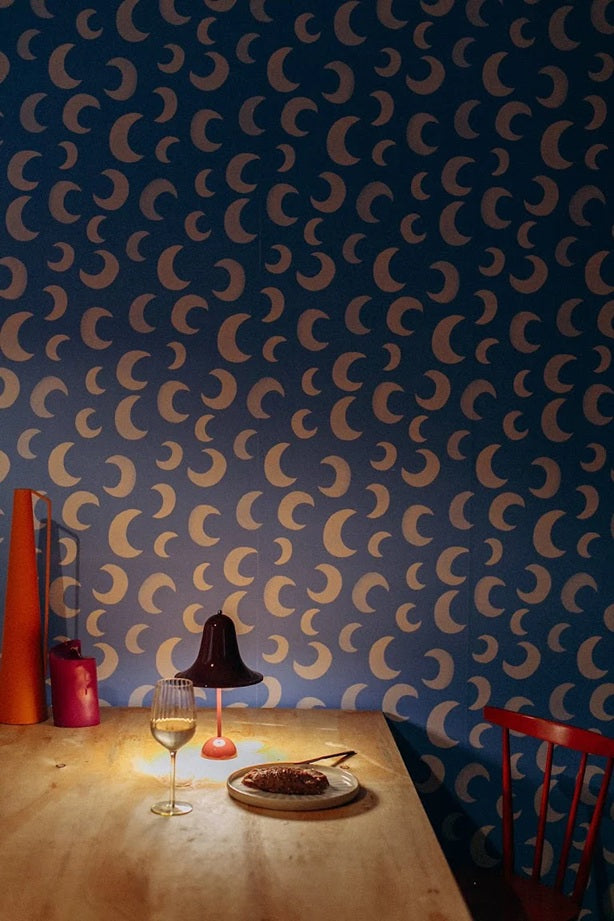 Meet me at the Wall Moon Calm hemelsblauw manen behang voor de babykamer of neutrale kinderkamer.