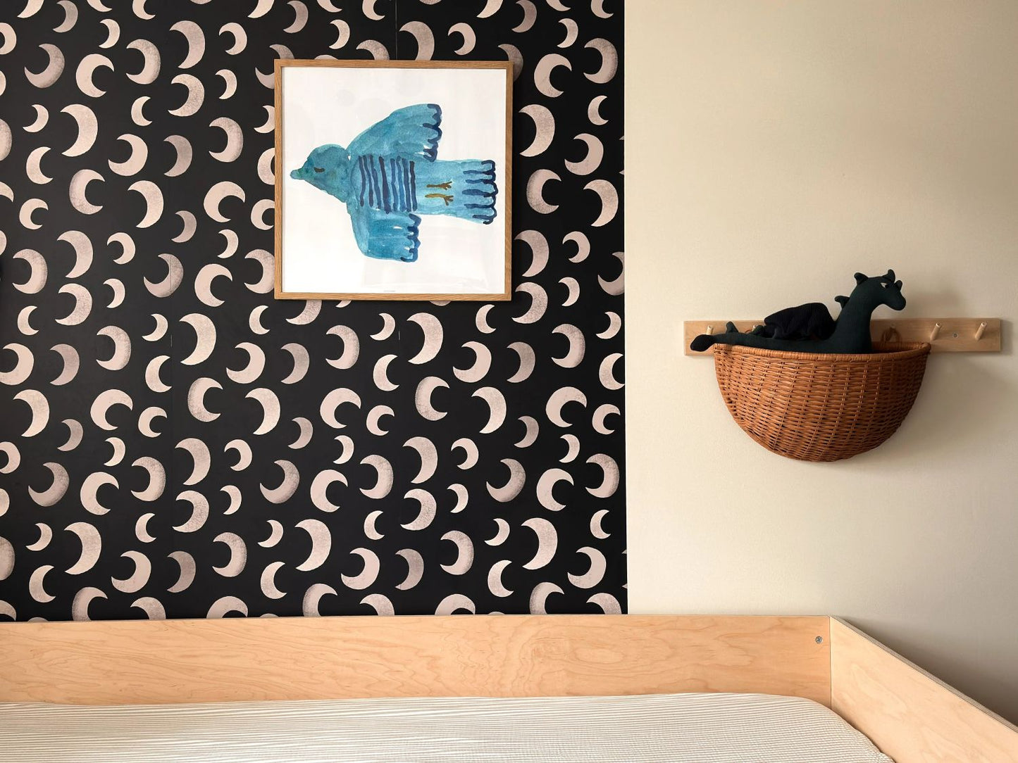 Meet me at the Wall Moon Dark Zwart manen behang voor de babykamer of neutrale kinderkamer.