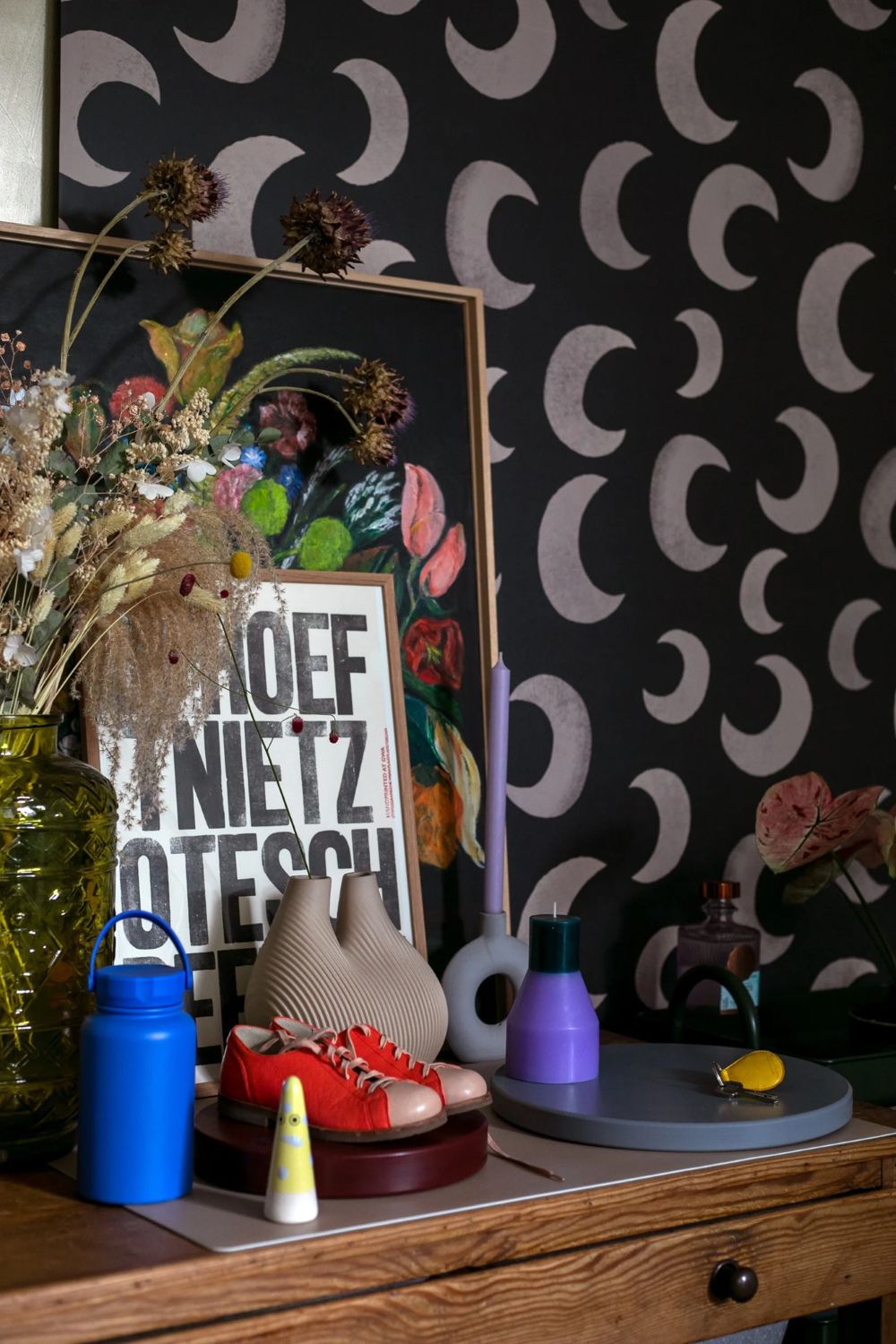 Meet me at the Wall Moon Dark Zwart manen behang voor de babykamer of neutrale kinderkamer.