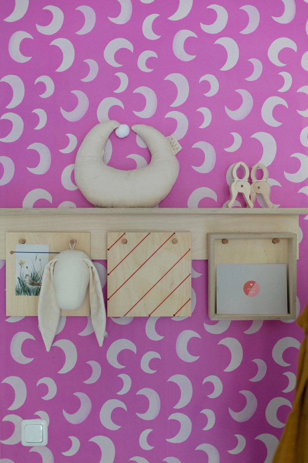 Play at Slaep Moon Pinkpop roze manen behang voor de babykamer of meisjeskamer.