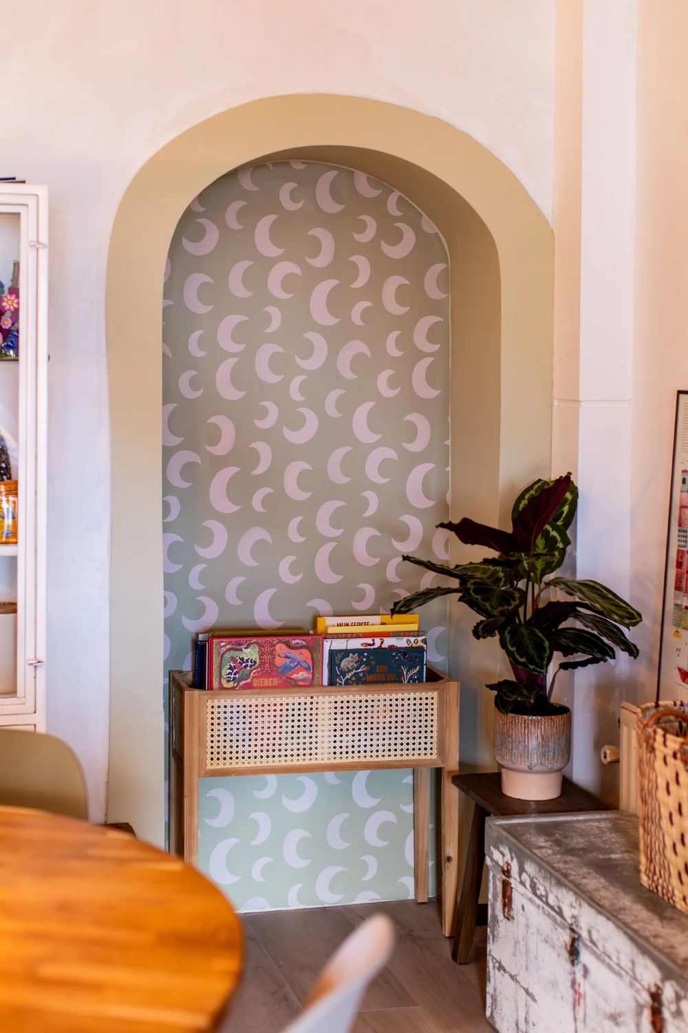 Meet me at the Wall Moon Pistache groen manen behang voor de babykamer of neutrale kinderkamer.