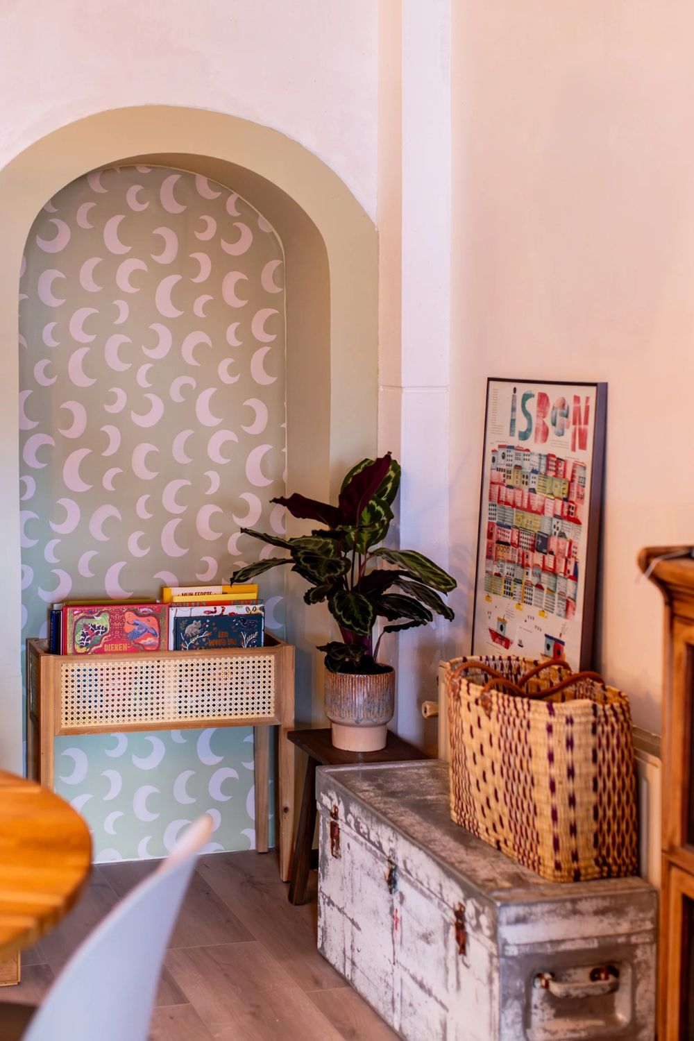 Meet me at the Wall Moon Pistache groen manen behang voor de babykamer of neutrale kinderkamer.