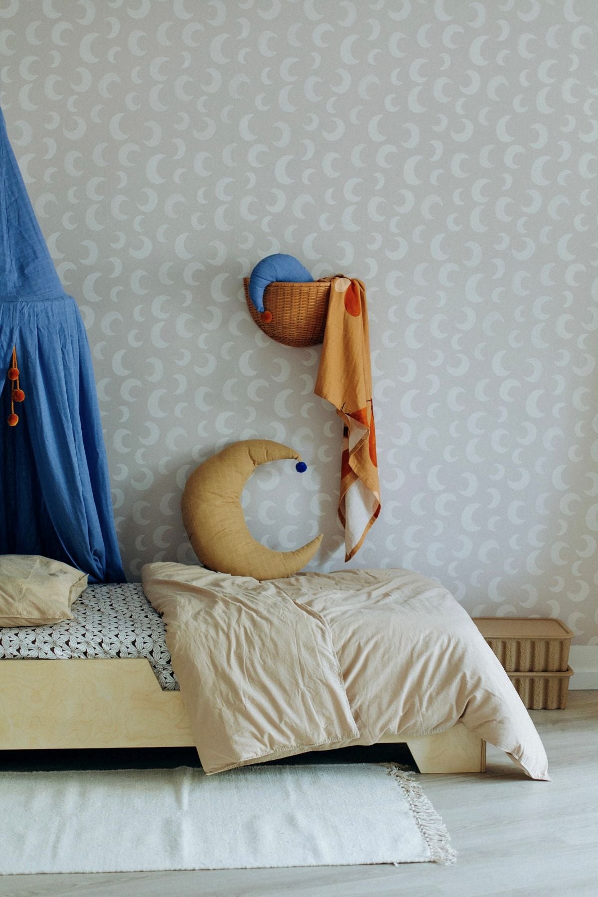 Meet me at the Wall Moon manen behang voor de kinderkamer sand zand beige