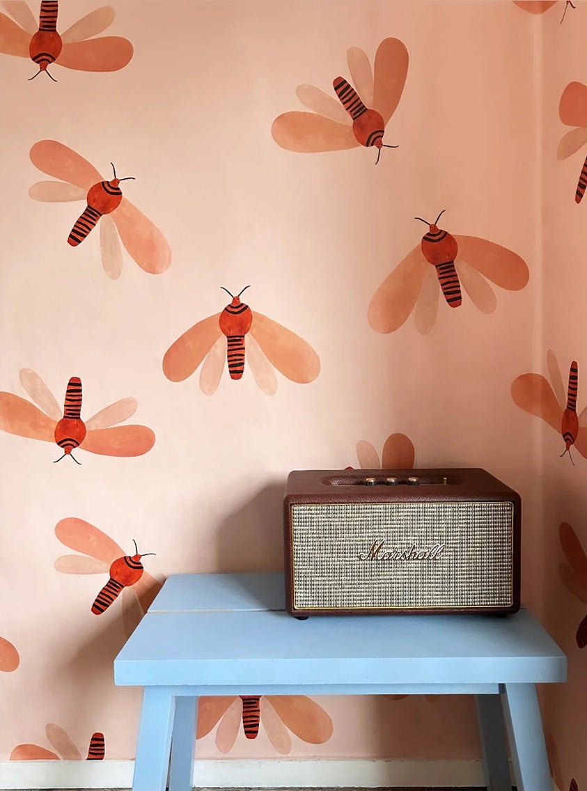 Meet me at the Wall Moth motten behang voor meisjeskamer naturel licht roze