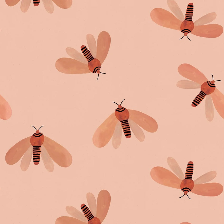 Meet me at the Wall Moth motten behang voor meisjeskamer naturel licht roze