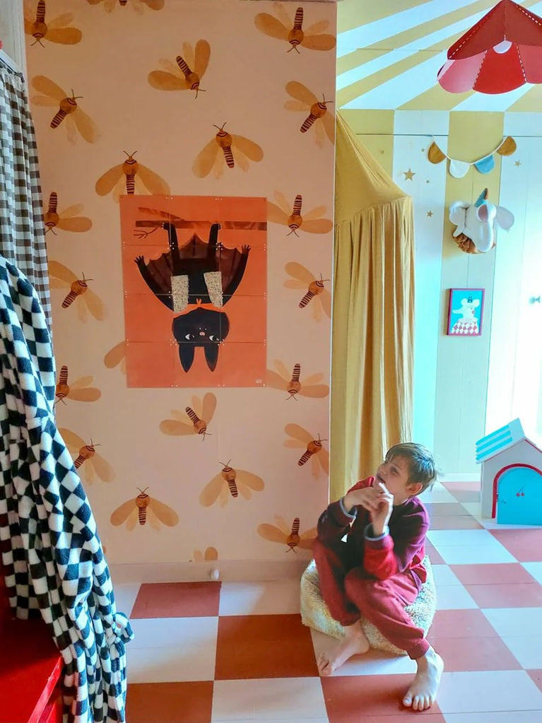 Meet me at the Wall moth motten behang voor de kinderkamer sun geel