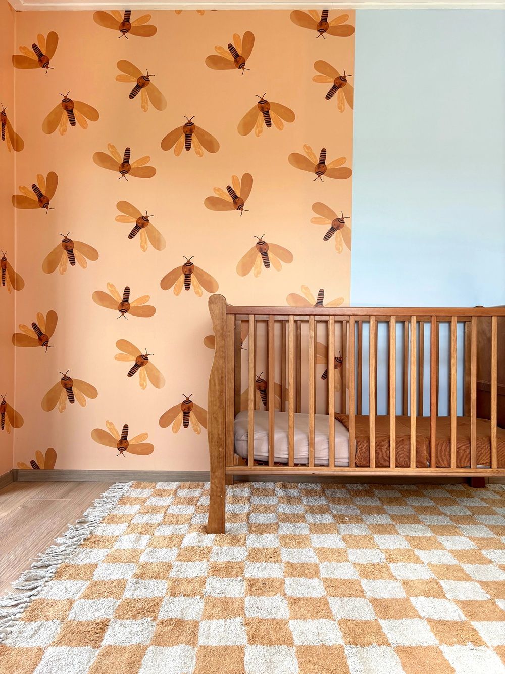 Meet me at the Wall moth motten behang voor de kinderkamer sun geel