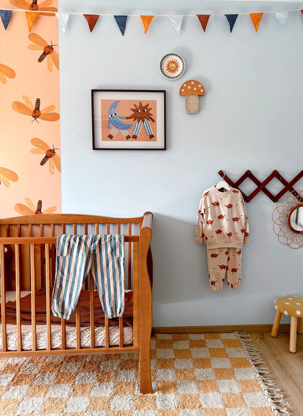 Meet me at the Wall moth motten behang voor de kinderkamer sun geel