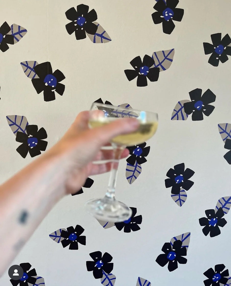 Poppy Flowers behang van Meet me at the Wall voor de kinderkamer Bloemenbehang blauw klaproos meisjeskamer