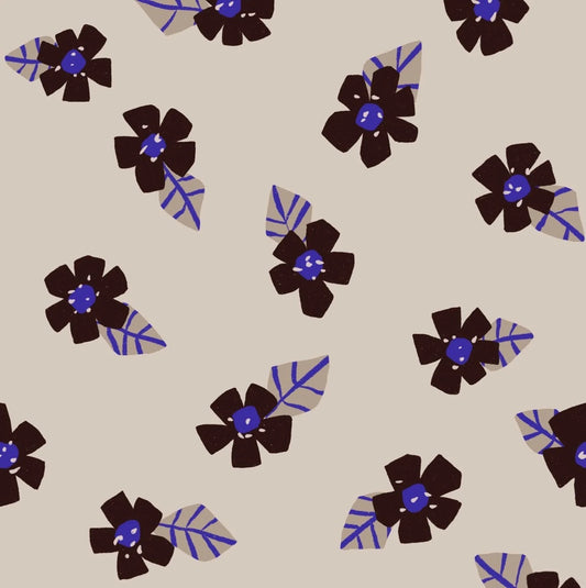 Poppy Flowers behang van Meet me at the Wall voor de kinderkamer Bloemenbehang blauw klaproos meisjeskamer