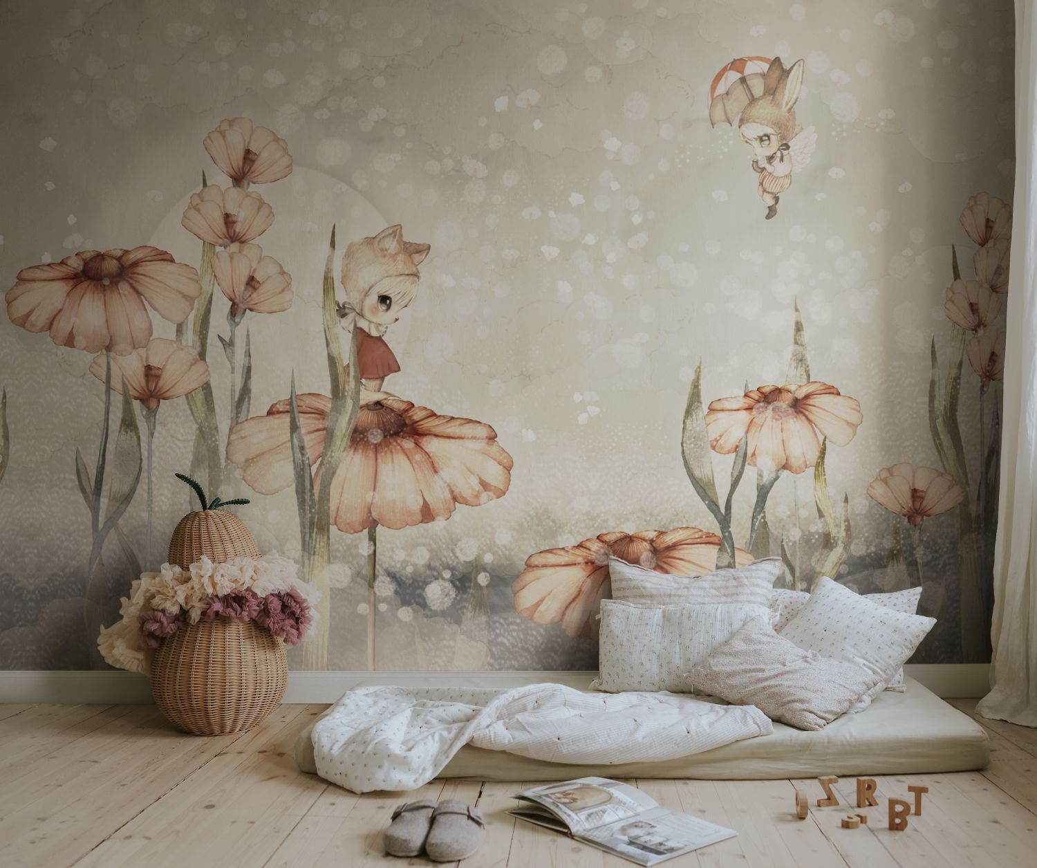 Rebel Walls x Mrs. Mighetto Bloomy Fields of Marion vergrijsd groen dromerig bloemen behang voor meisjeskamer en babykamer R20300