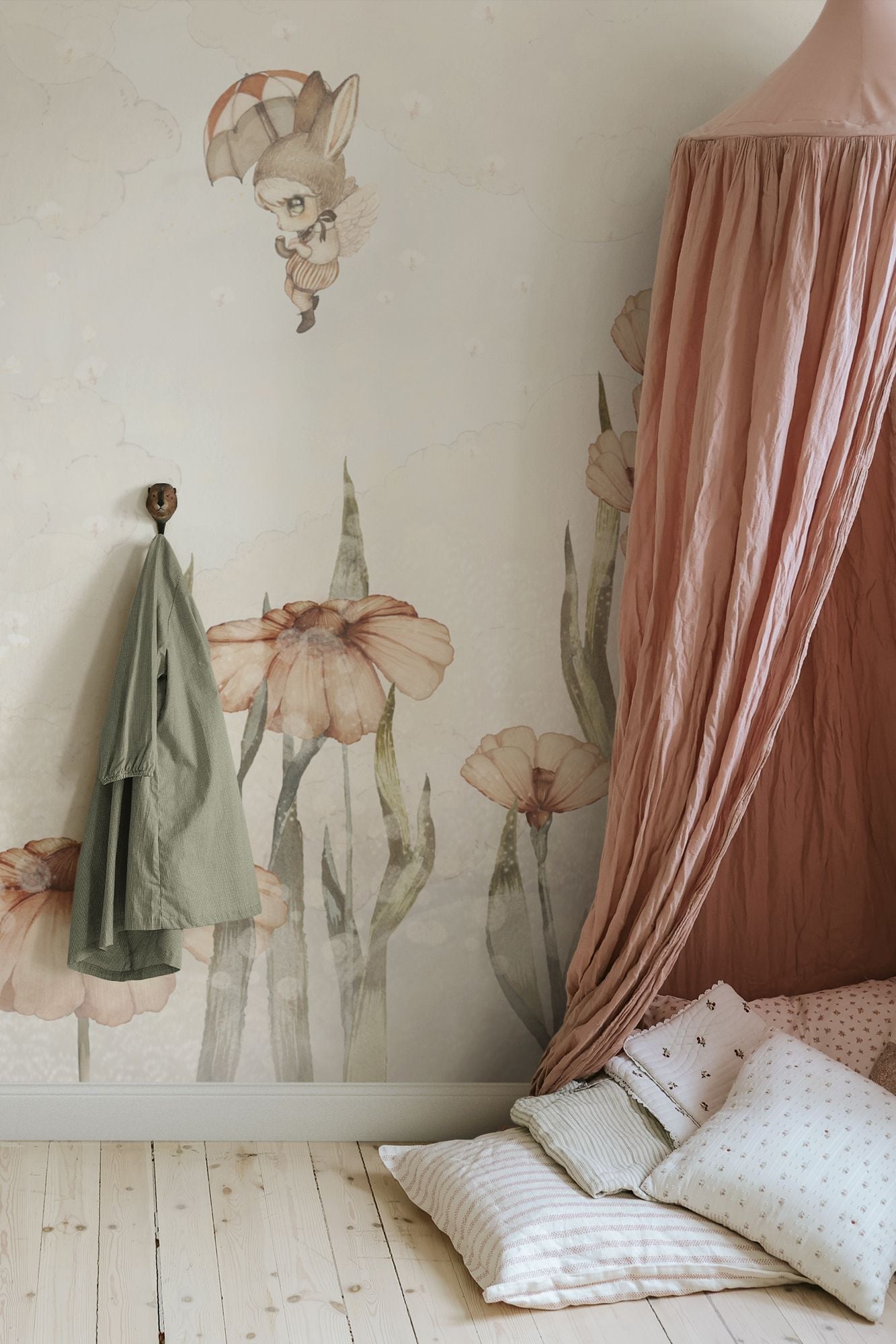 Rebel Walls x Mrs. Mighetto Bloomy Fields of Marion Off white dromerig behang voor meisjeskamer en babykamer R20401
