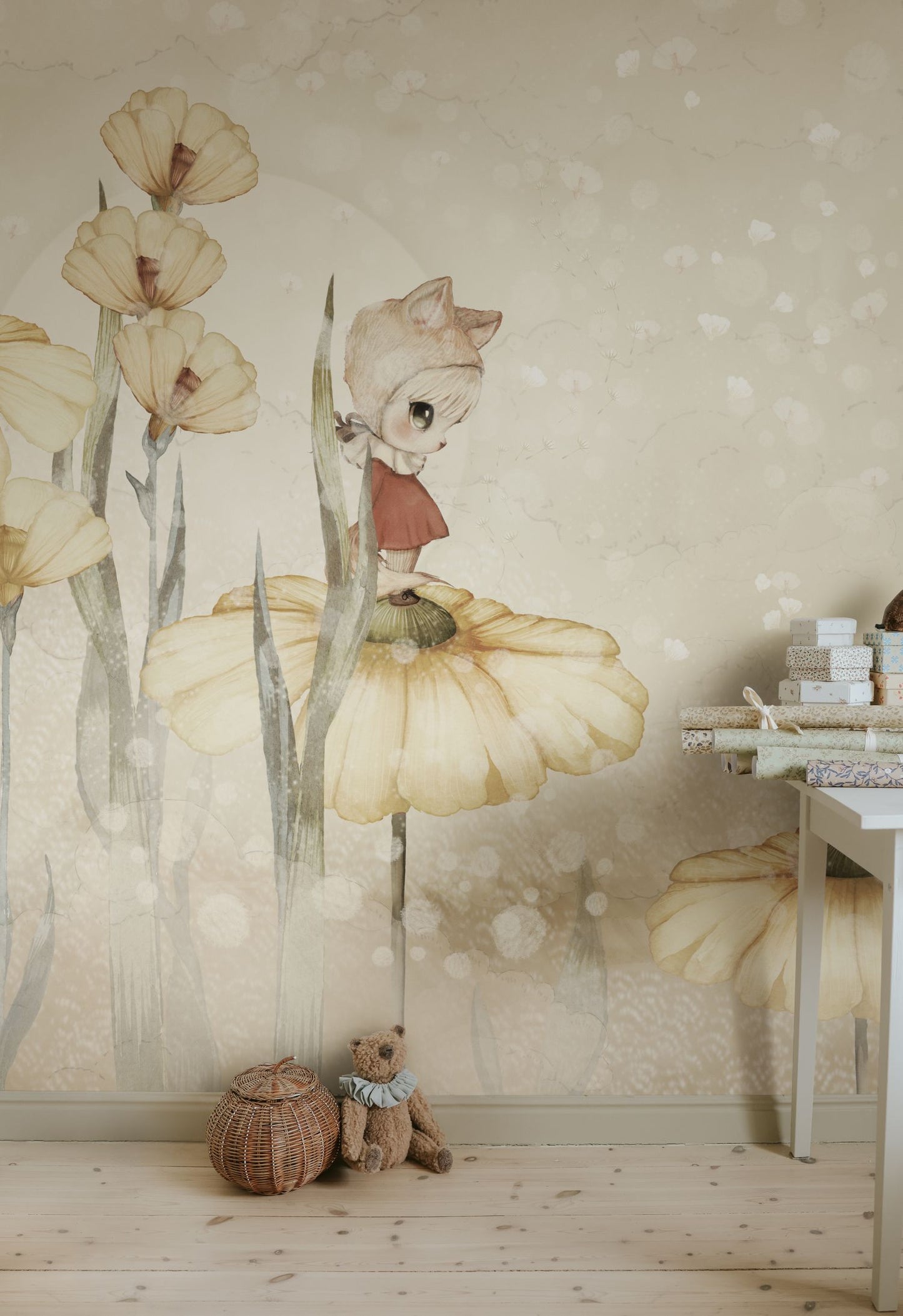 Rebel Walls x Mrs. Mighetto Bloomy Fields of Marion warm geel dromerig bloemen behang voor meisjeskamer en babykamer R20402