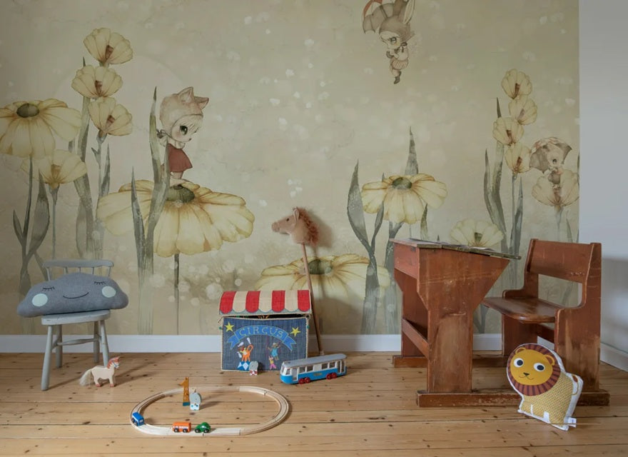 Rebel Walls x Mrs. Mighetto Bloomy Fields of Marion warm geel dromerig bloemen behang voor meisjeskamer en babykamer R20402